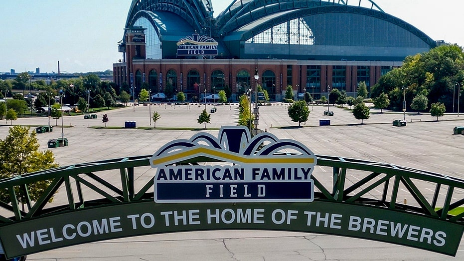 11 injured at Brewers’ ballpark after escalator malfunctions, official says